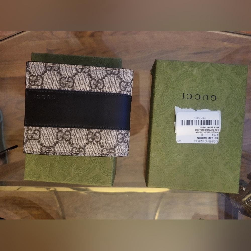 Authentic GG Supreme Bifold Wallet - Picture 1 of 8